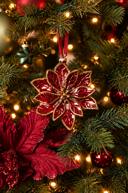Detail van A Christmas Heritage kerstboomversiering met een rode kerstbloem met gouden accenten, rode kerstballen en warme kerstverlichting.